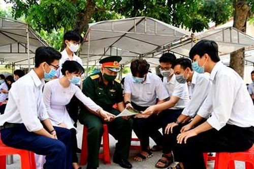 Tư vấn tuyển sinh quân sự cho học sinh thành phố Châu Đốc