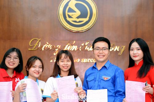 Đông đảo sinh viên tham gia hiến máu cứu người