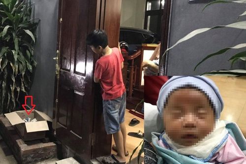 Phát hiện bé gái mới sinh đặt trong thùng giấy trước cửa nhà dân