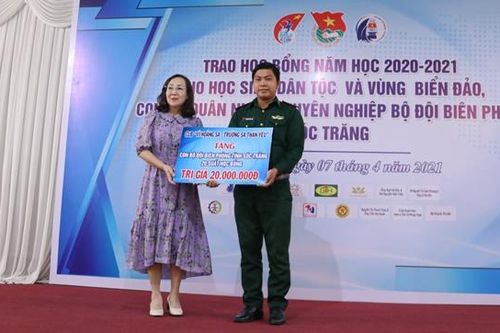 Trao học bổng Vừ A Dính cho học sinh trên địa bàn tỉnh Sóc Trăng