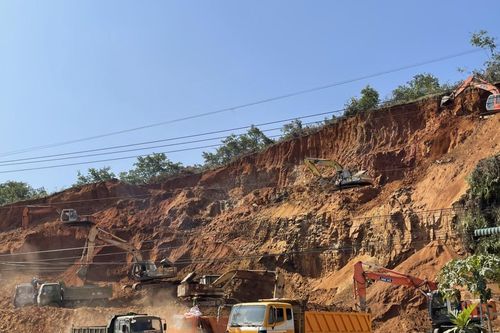 Thêm một ngọn núi sát QL20 bị phá hủy