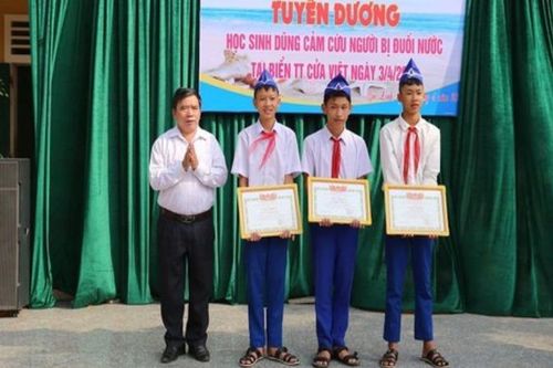 Khen thưởng 3 nam sinh lớp 8 cứu nhóm người bị đuối nước