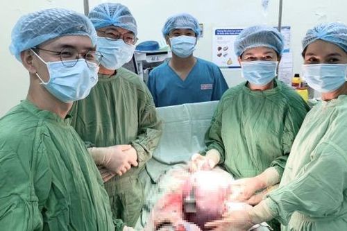 Phẫu thuật thành công lấy bé trai nặng 2,7kg và cắt khối u 4kg