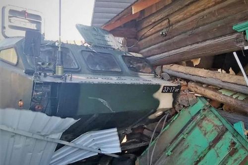 Xe chở hệ thống tên lửa đạn đạo Tochka-U của Belarus mất lái, lao vào nhà dân