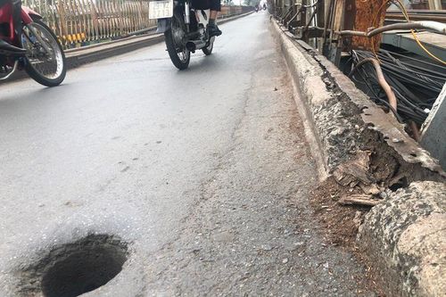 Mặt cầu Long Biên thủng lỗ chỗ được sửa chữa thế nào?