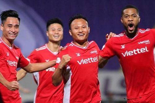 Trọng Hoàng phá lưới Bùi Tấn Trường, bầu Hiển thất thần nhìn Hà Nội bại trận