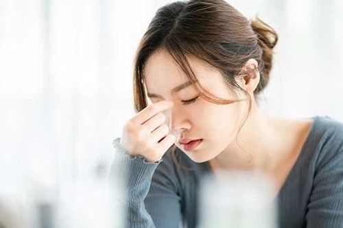Bạn thường chóng mặt khi đột ngột đứng lên? Chuyện đáng lo không thể xem thường