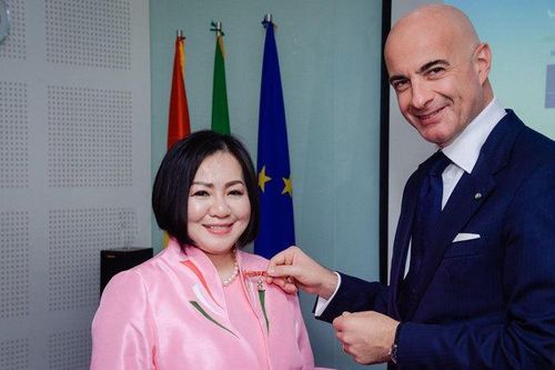 Bà trùm làng mốt' Trang Lê được tổng thống Italy trao tước hiệu hiệp sĩ