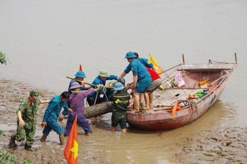 Quảng Ninh: Đi bắt hến, người phụ nữ phát hiện bom 'khủng'