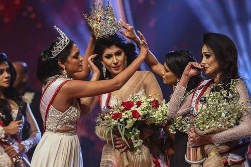 Hoa hậu Sri Lanka bị tước vương miện thô bạo ngay trên sân khấu