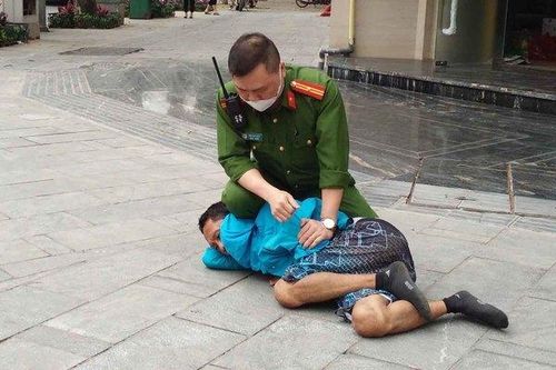 Cảnh sát Hà Nội quật ngã đối tượng 'ngáo đá' tấn công người đi đường