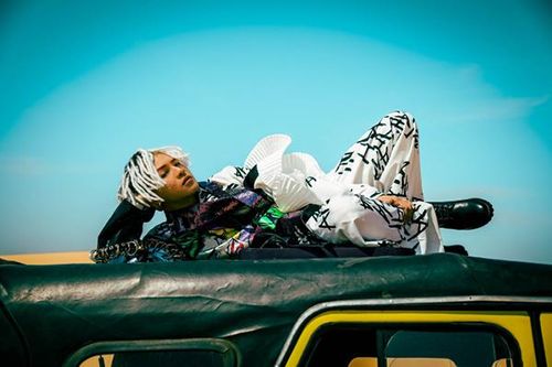 Rapper Weeza biến hóa hình ảnh ấn tượng trong 'Mặc kệ cả thế giới'