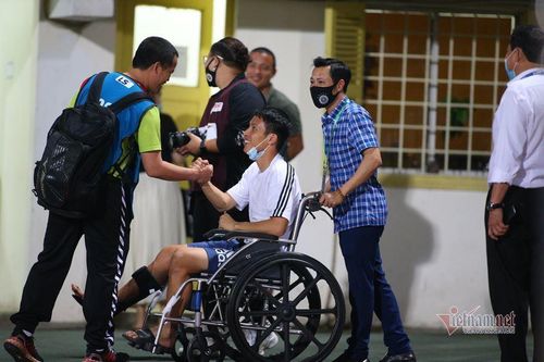 Đỗ Hùng Dũng ngồi xe lăn ra sân tiếp lửa Hà Nội FC