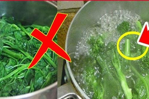 Luộc rau mắc phải sai lầm tai hại này, vừa làm mất hết dinh dưỡng lại khiến chất độc ngấm ngược trở lại