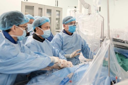 Lần đầu tiên thay van động mạch chủ qua da để cứu sống bệnh nhân khó thở, tăng huyết áp lâu năm