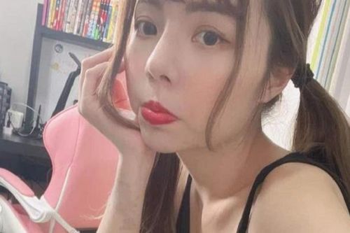 Nữ YouTuber làm hành động phản cảm với mèo, cư dân mạng phẫn nộ đòi tẩy chay