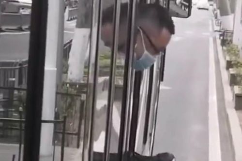 Sàm sỡ gái xinh trên xe buýt rồi tính tẩu thoát qua đường cửa sổ, gã yêu râu xanh nhận cái kết không ngờ