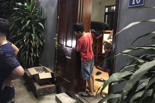 Hà Nội: Phát hiện bé gái bị bỏ rơi trong đêm trước cửa nhà dân, không có đồ đạc, lời nhắn