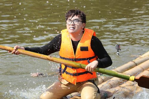 Chịu rét 10 độ C, MC Đại Nghĩa 'lao' xuống hồ tại Đà Lạt để giúp cụ bà 67 tuổi nghèo khó