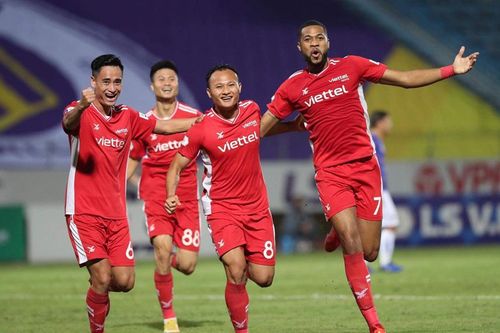 Đức Huy bị đuổi vì... đánh vào mặt đối thủ, Hà Nội FC thua Viettel!