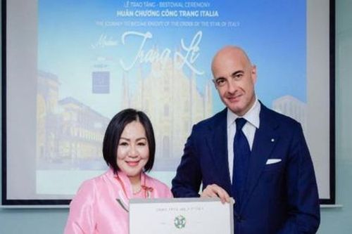 Bà chủ Vietnam's Next Top Model nhận Huân chương công trạng của Italy