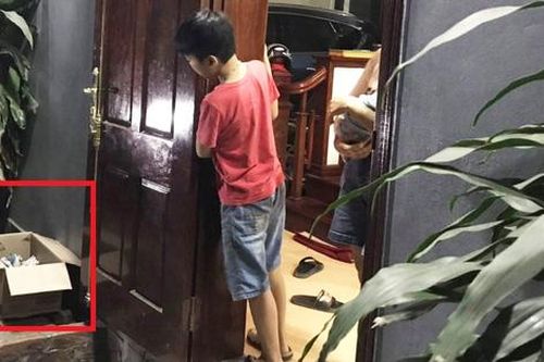 Hà Nội: Phát hiện bé gái sơ sinh bị bỏ rơi trước cửa nhà dân
