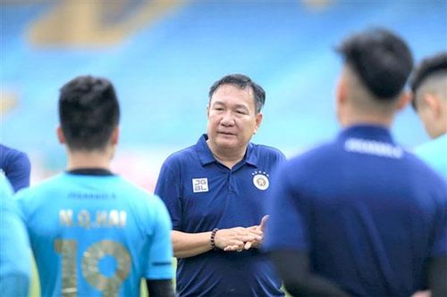Tân HLV CLB Hà Nội 'leo núi' ngay ngày ra mắt