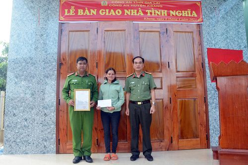 Công an tỉnh Gia Lai bàn giao nhà tình nghĩa cho gia đình khó khăn