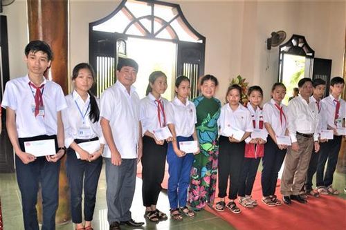 Trao giải thưởng 'Sáng mãi niềm tin' cho học sinh nghèo hiếu học