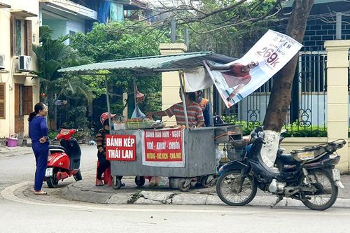 Cần dẹp bỏ quán ăn di động trước cổng trường học