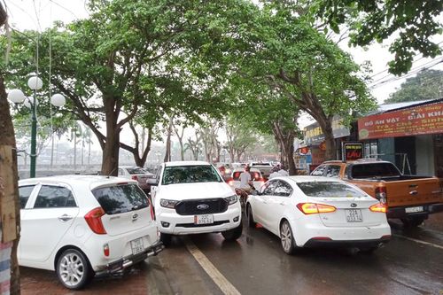 Lộn xộn, mất an toàn giao thông trên đoạn đường Đinh Tiên Hoàng, phường Tân Quang