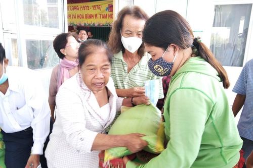 Tặng 300 phần quà đến bà con nghèo huyện Tam Nông