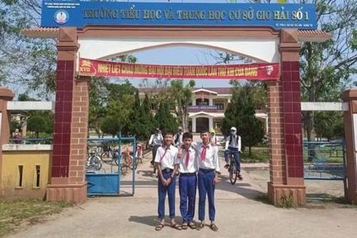 Khen thưởng 3 nam sinh lớp 8 cứu nhóm học sinh lớp 10 đuối nước