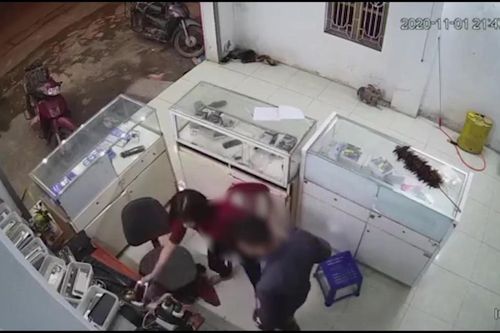 Clip: Tên trộm 'cố đấm ăn xôi' khi bị chủ nhà phát hiện
