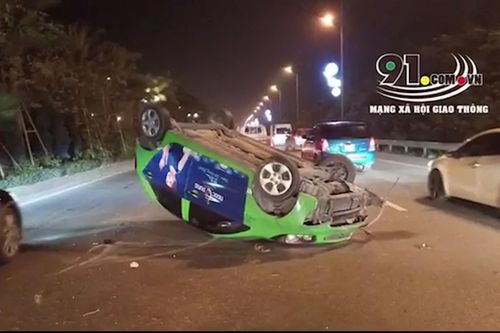 Đâm lật xe ô tô cùng chiều, tài xế bỏ chạy khiến nhiều người phẫn nộ