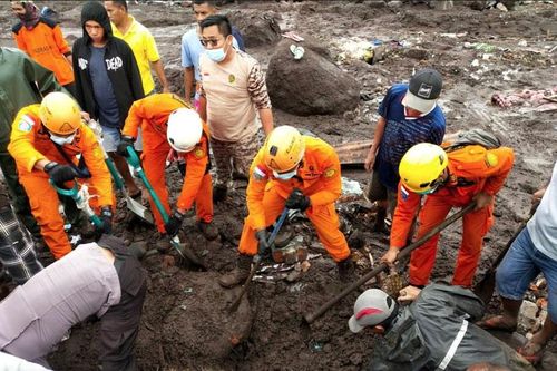 Indonesia gấp rút tìm người mất tích do lũ lụt và lở đất