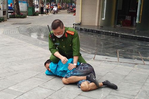 Khống chế đối tượng có biểu hiện 'ngáo đá' tấn công người đi đường