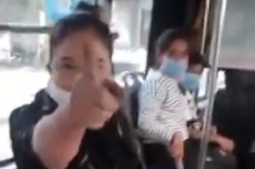 Đeo khẩu trang không đúng quy định, người phụ nữ bị mời xuống xe buýt liền chỉ tay nói lớn