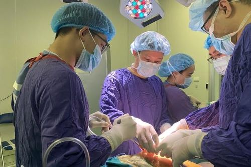 Viêm cột sống dính khớp, 30 năm người phụ nữ chỉ...nằm