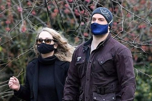 'Siêu Nhân' Henry Cavill xuất hiện bên bạn gái mới