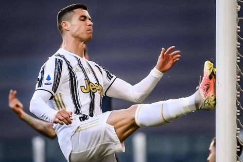 Ronaldo trút giận lên khung thành