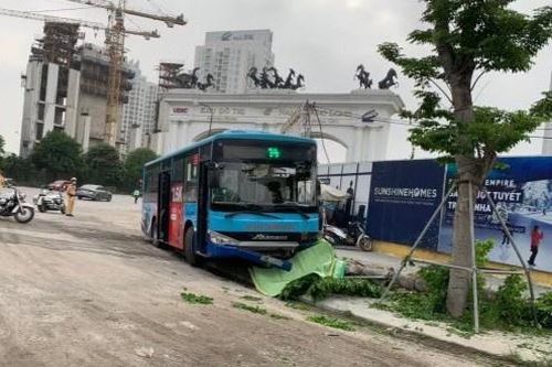 Xe buýt tông chết người đi bộ