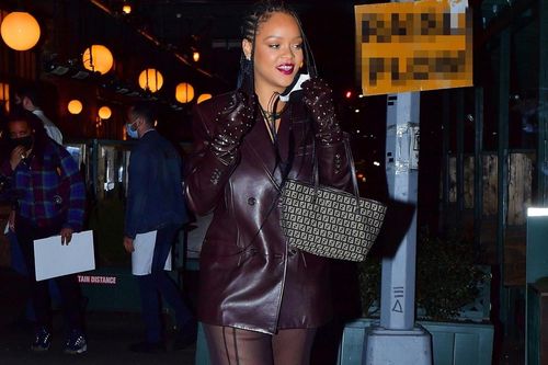 Rihanna mặc quần xuyên thấu dự sinh nhật mẹ