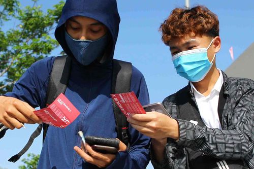 Giá vé xem Kiatisuk đấu Lê Huỳnh Đức tăng hơn 7 lần