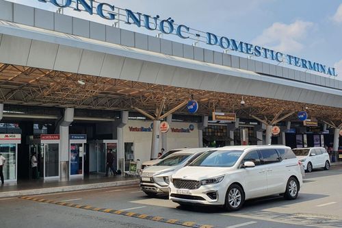 Thưa thớt khách đón xe công nghệ ở làn riêng trong Tân Sơn Nhất