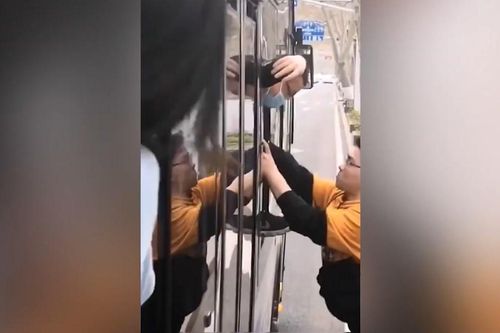 Người đi đường bắt kẻ sàm sỡ nữ sinh trên xe buýt ở Trung Quốc