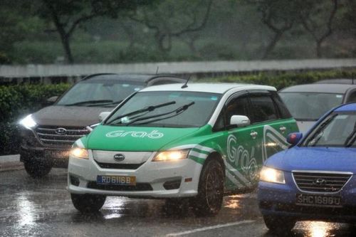 Đặt Grab giao súng lậu, người đàn ông Singapore bị bắt