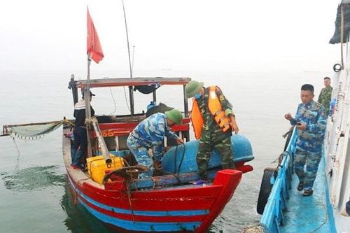 Nghệ An: Dùng kích điện đánh bắt hải sản, 3 tàu cá bị xử phạt