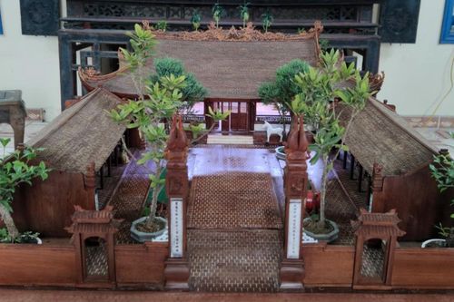 Độc đáo ngôi đình làng bằng gỗ gụ nhỏ nhất Việt Nam