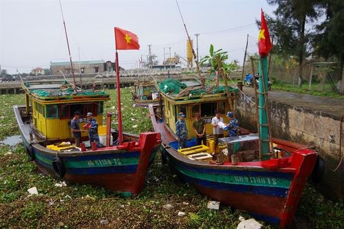 Xử phạt hành chính 2 phương tiện sử dụng xung điện khai thác thủy sản trái phép